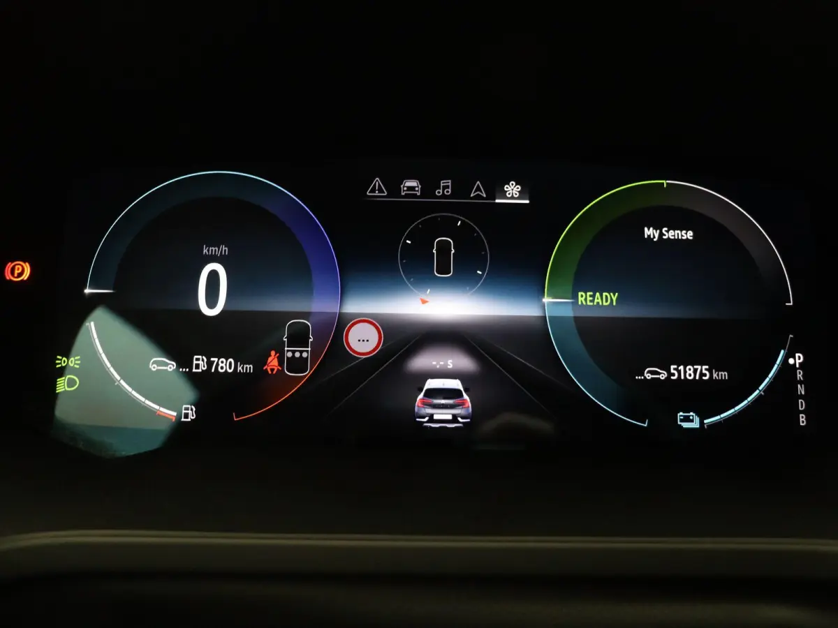 E-Tech Hybrid 145PK Techno | Grootscherm navigatie | Digitaal dashboard | Achteruitrijcamera | Parkeersensoren voor/achter | Camera |