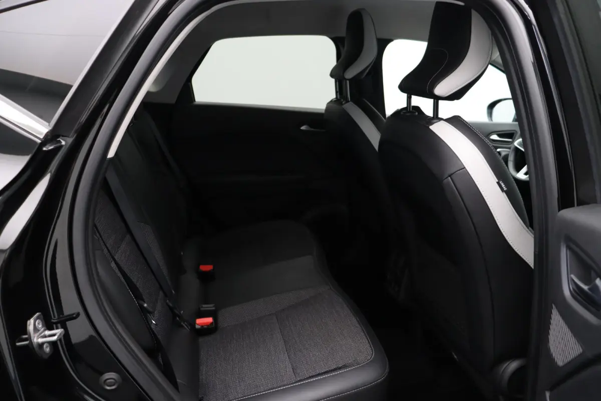E-Tech Hybrid 145PK Techno | Grootscherm navigatie | Digitaal dashboard | Achteruitrijcamera | Parkeersensoren voor/achter | Camera |