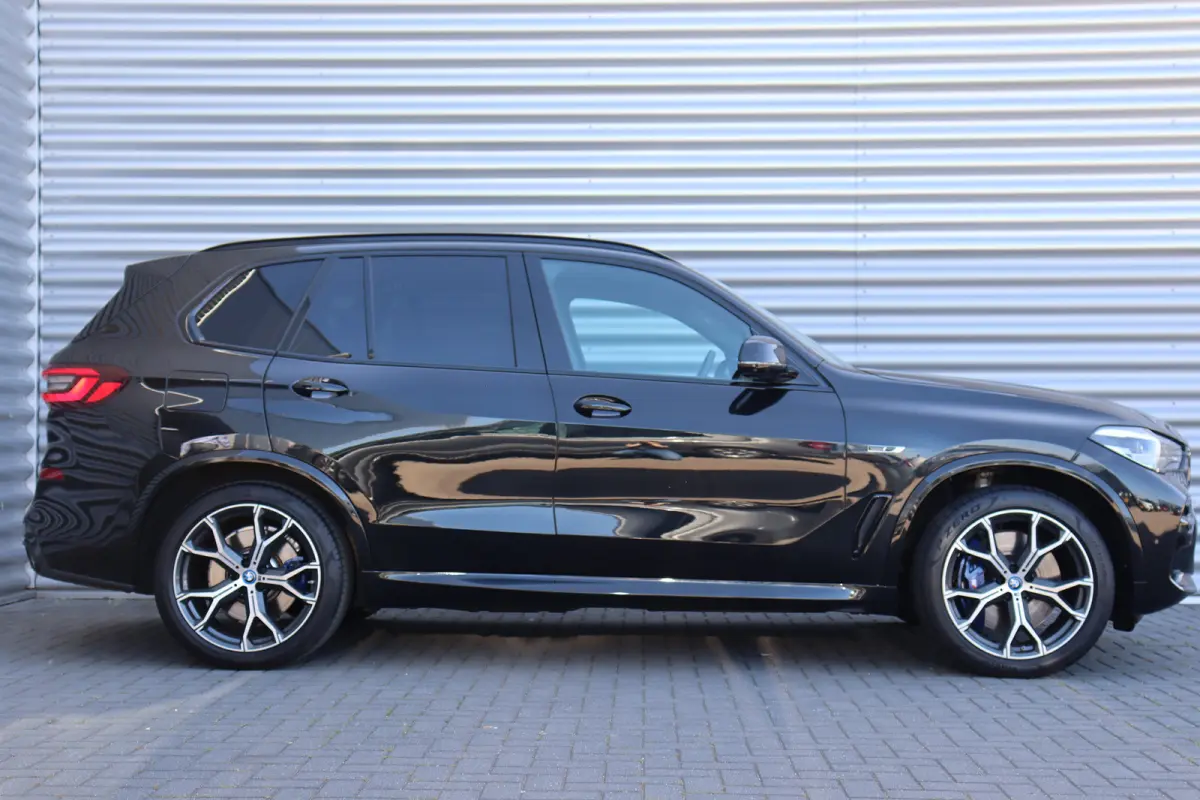 XDRIVE45E 394PK HIGH EXECUTIVE M-SPORT AUTOMAAT SOH 100% / NAVI / LEDER / FULL-LED / CLIMA / 21" LMV / KEYLESS / 360 CAMERA / PANO. DAK / SOFT-CLOSE / LUCHTVERING / ORG. NL. / ADAPT. CRUISEC