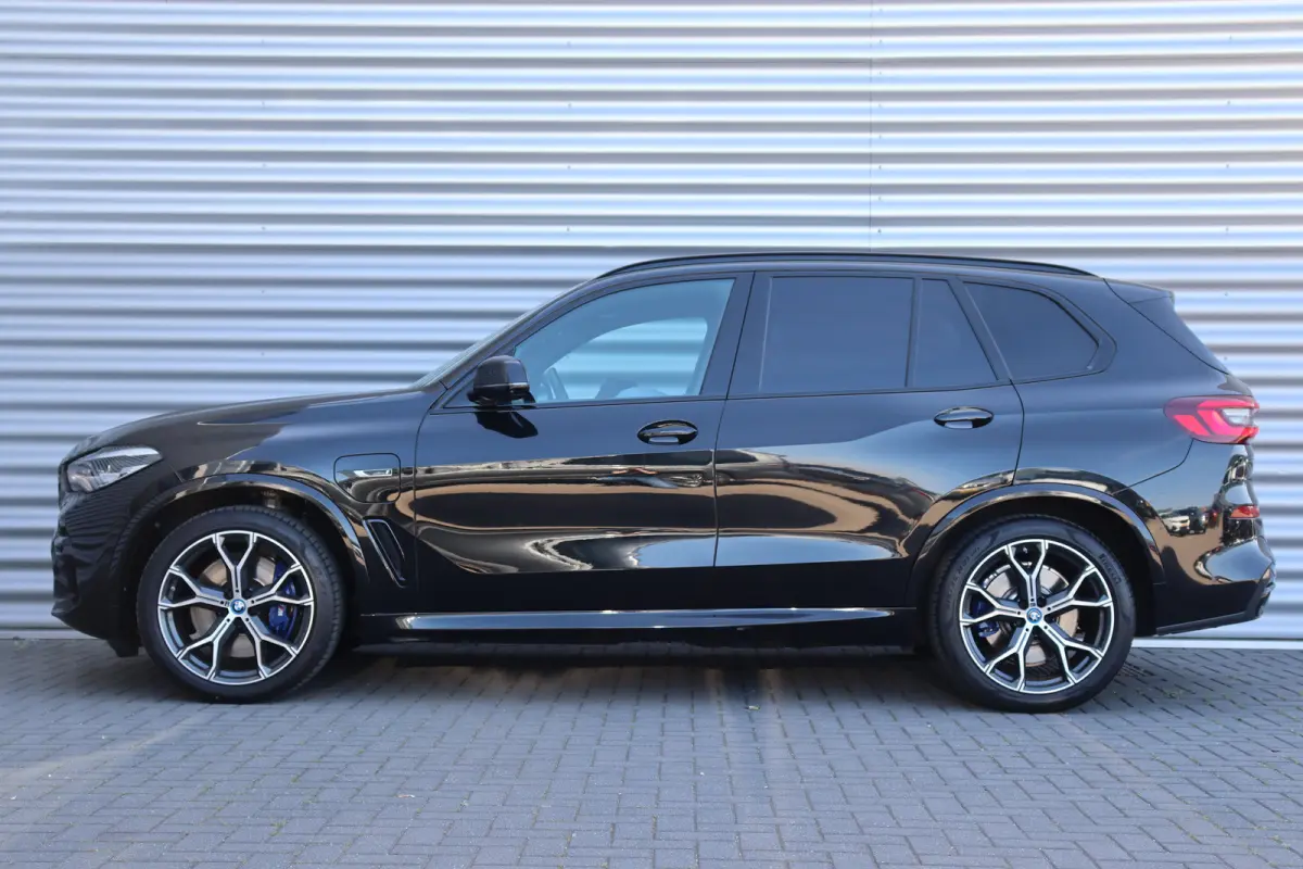 XDRIVE45E 394PK HIGH EXECUTIVE M-SPORT AUTOMAAT SOH 100% / NAVI / LEDER / FULL-LED / CLIMA / 21" LMV / KEYLESS / 360 CAMERA / PANO. DAK / SOFT-CLOSE / LUCHTVERING / ORG. NL. / ADAPT. CRUISEC
