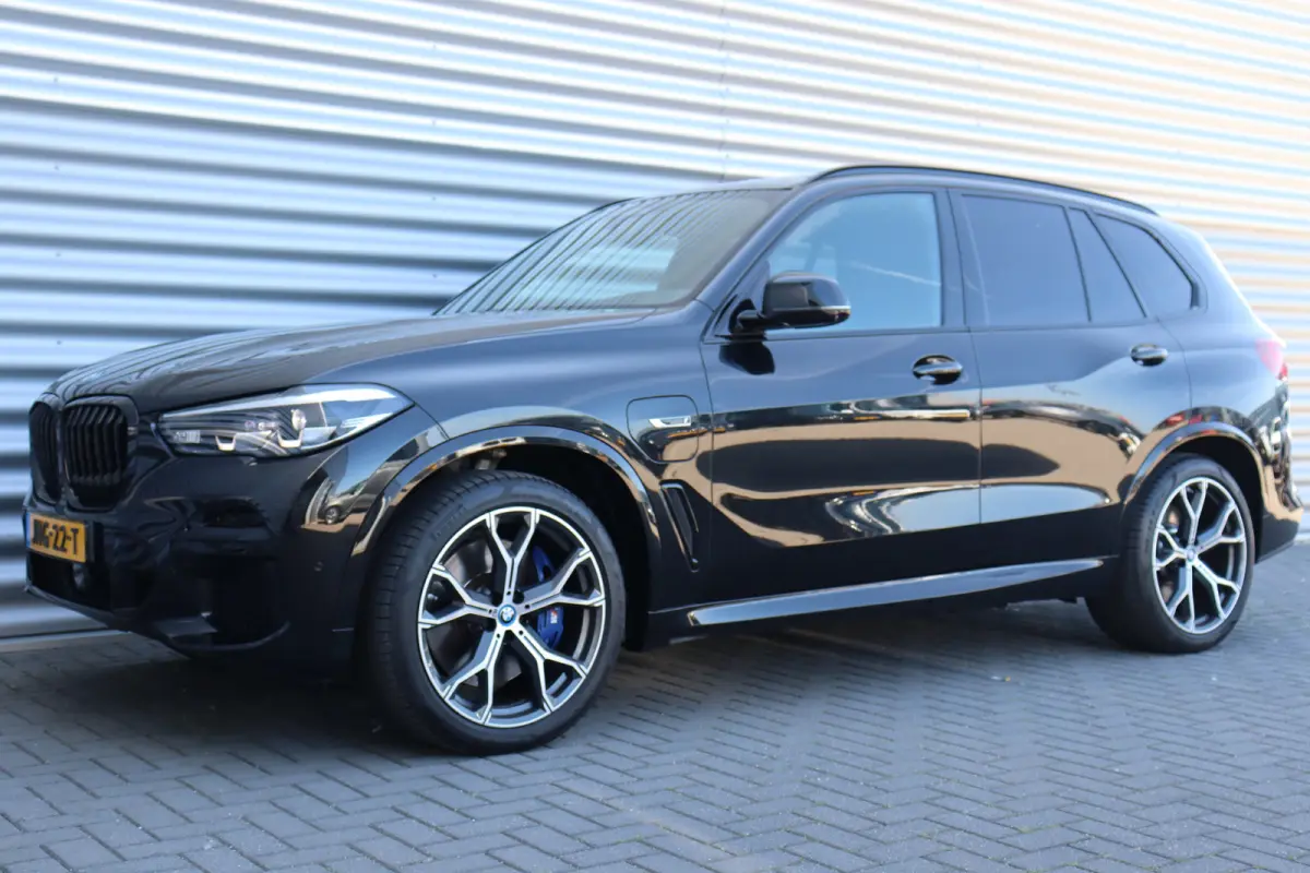 XDRIVE45E 394PK HIGH EXECUTIVE M-SPORT AUTOMAAT SOH 100% / NAVI / LEDER / FULL-LED / CLIMA / 21" LMV / KEYLESS / 360 CAMERA / PANO. DAK / SOFT-CLOSE / LUCHTVERING / ORG. NL. / ADAPT. CRUISEC