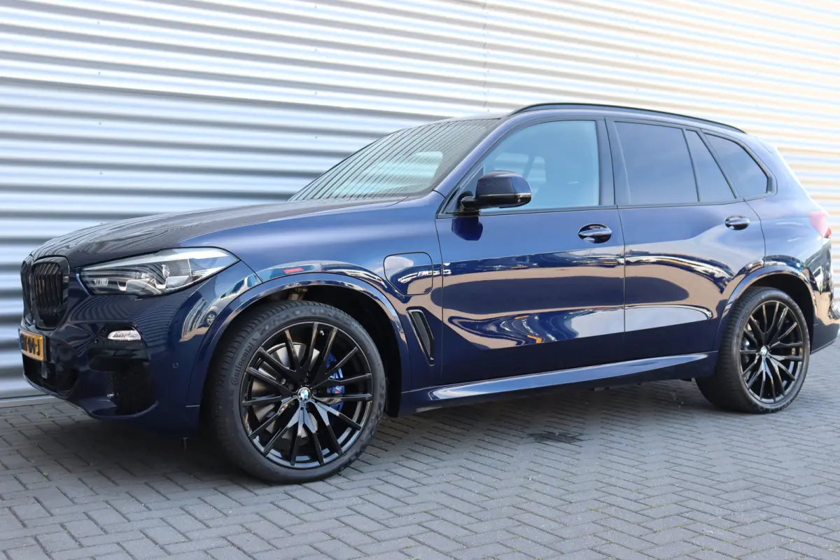 XDRIVE45E 394PK HIGH EXECUTIVE M-SPORT AUTOMAAT SOH 89% / NAVI / LEDER / FULL-LED / CLIMA / 22" LMV / KEYLESS / CAMERA / LUCHTVERING / CRUISECONTROL / WINTERPAKKET !!