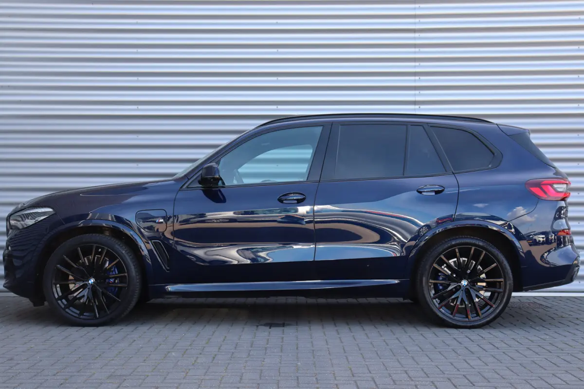 XDRIVE45E 394PK HIGH EXECUTIVE M-SPORT AUTOMAAT SOH 89% / NAVI / LEDER / FULL-LED / CLIMA / 22" LMV / KEYLESS / CAMERA / LUCHTVERING / CRUISECONTROL / WINTERPAKKET !!