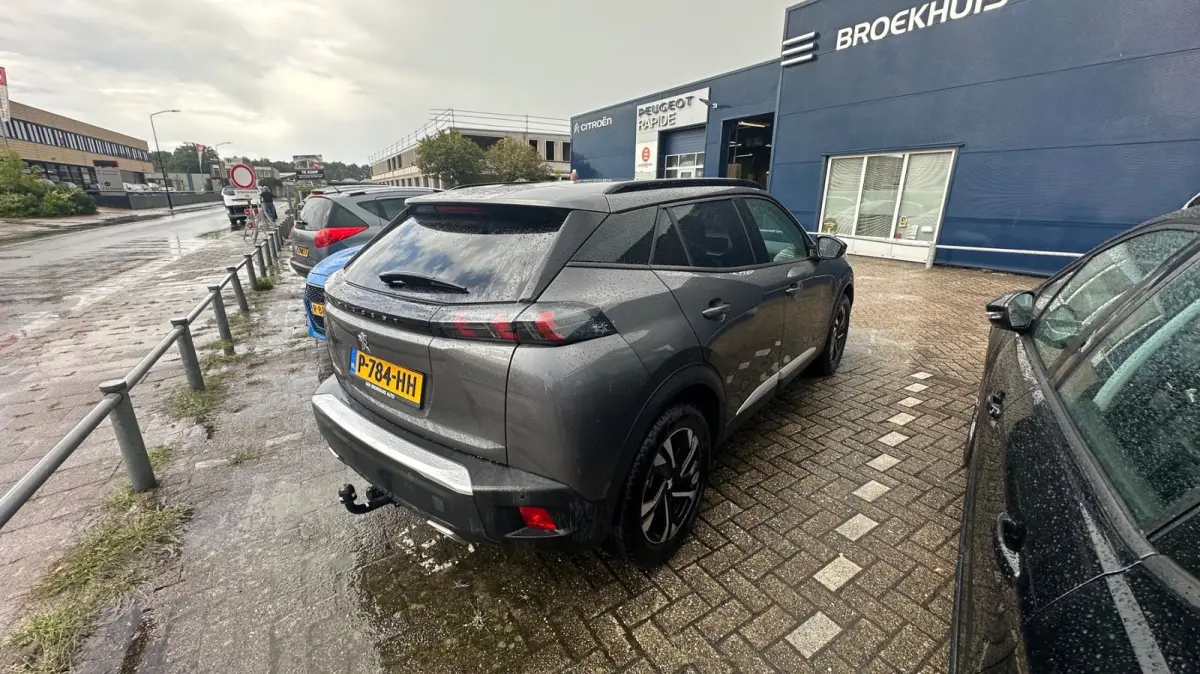 130pk | Navigatie | Camera | Trekhaak | Carplay | Climate Control | Achterbank in delen neerklapbaar | Achteruitrijcamera | Airco (automatisch)