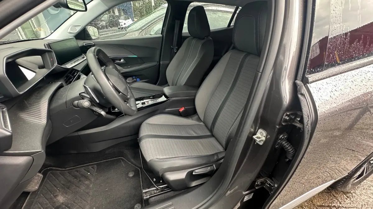130pk | Navigatie | Camera | Trekhaak | Carplay | Climate Control | Achterbank in delen neerklapbaar | Achteruitrijcamera | Airco (automatisch)