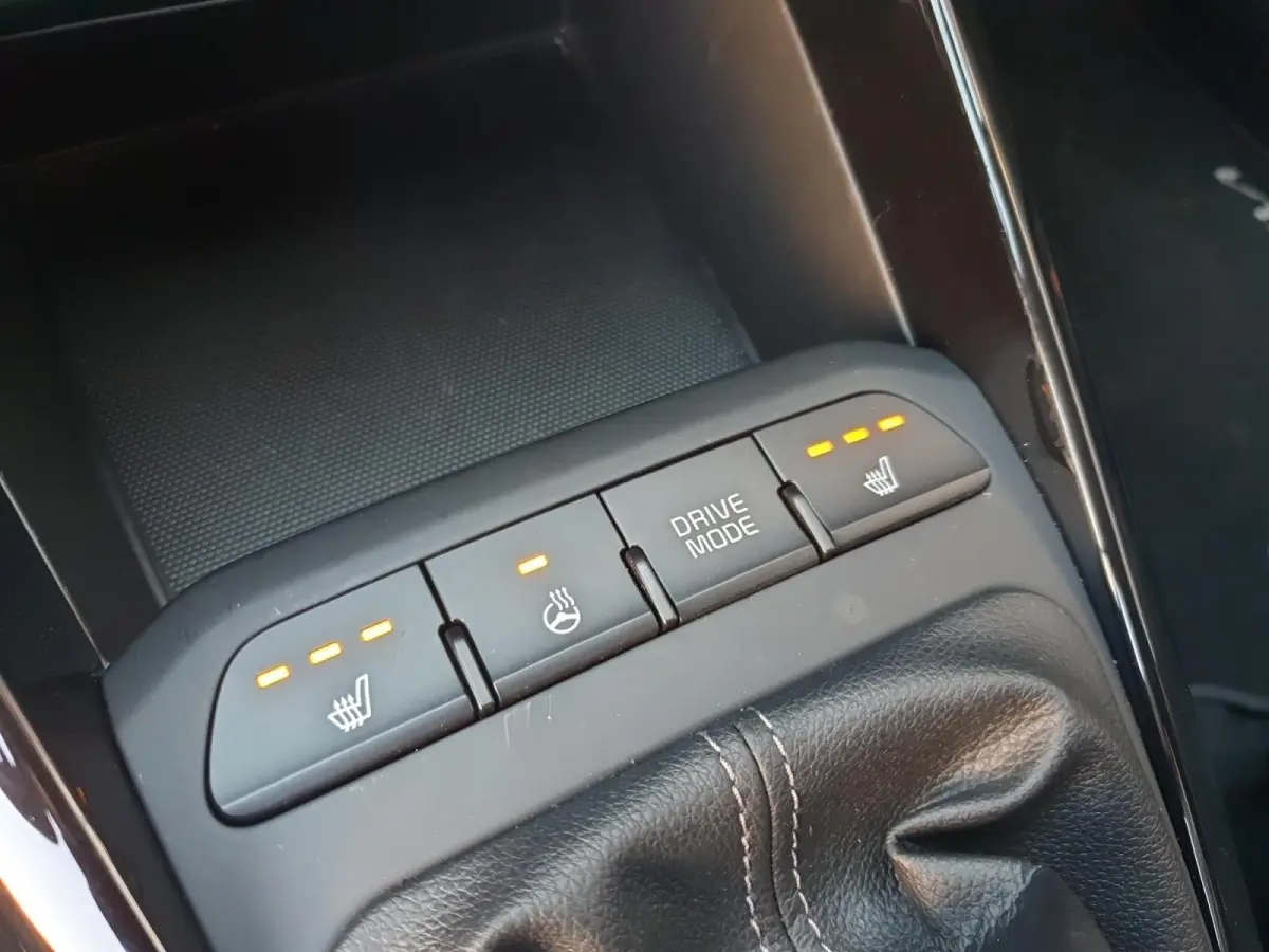 1.0 T-GDi MHEV DynamicPlusLine Navi | Stoel en stuurverwarming | Camera | Keyless met startknop | Apple Carplay / Android Auto | Getinte ramen achter | Fabrieksgarantie | NAP