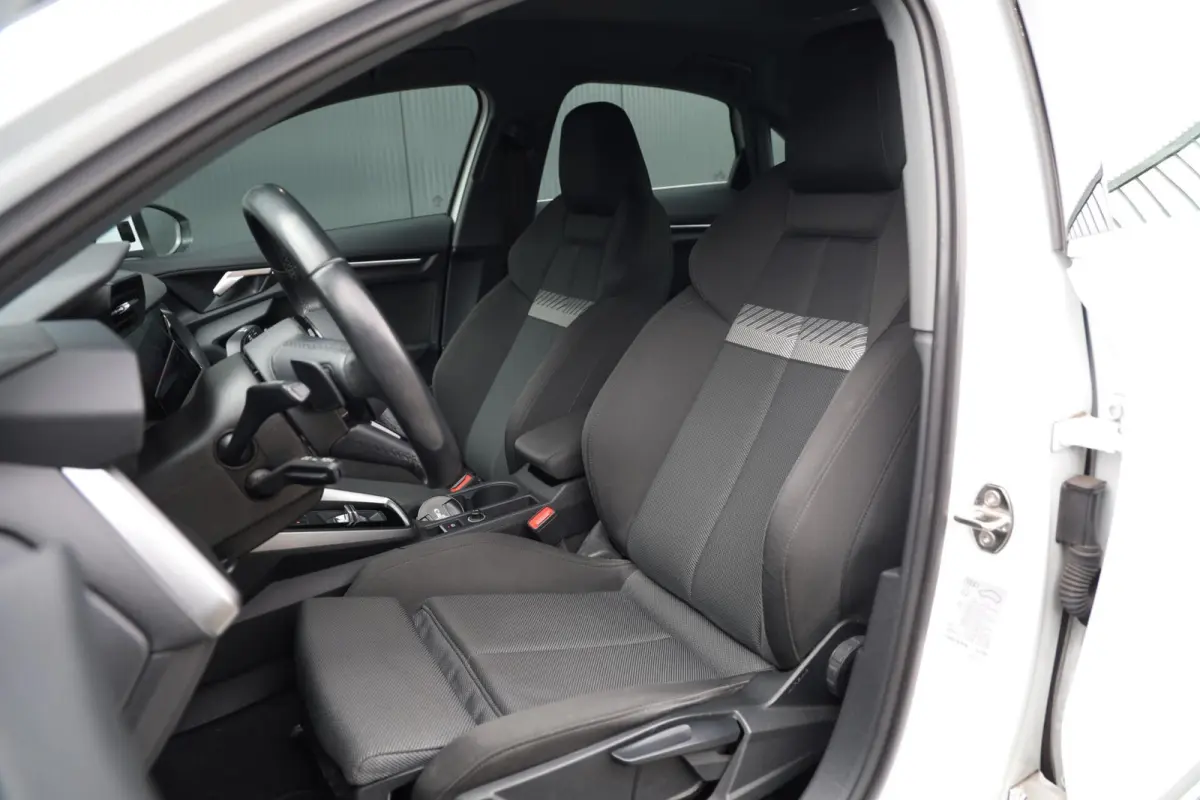 30 TFSI 110pk Advanced edition Camera Stoelverwarming Sportstoelen LED Trekhaak Clima CarPlay NL-Auto!