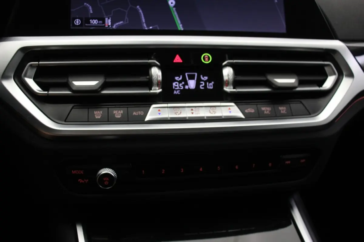 318d Corporate High Executive Automaat - Digitaal Cockpit, Carplay, Leer, Afn. Trekhaak