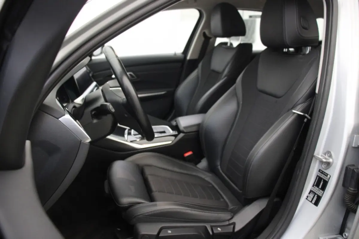 318d Corporate High Executive Automaat - Digitaal Cockpit, Carplay, Leer, Afn. Trekhaak
