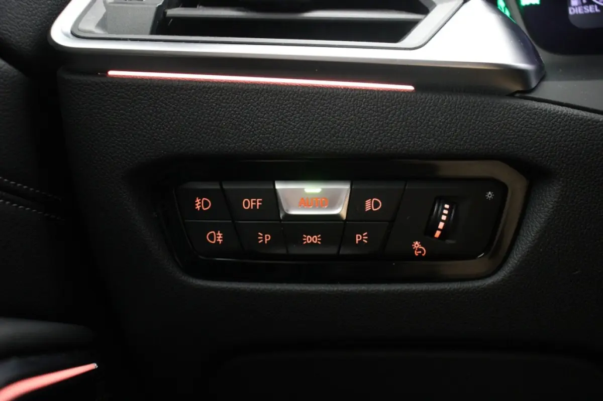 318d Corporate High Executive Automaat - Digitaal Cockpit, Carplay, Leer, Afn. Trekhaak