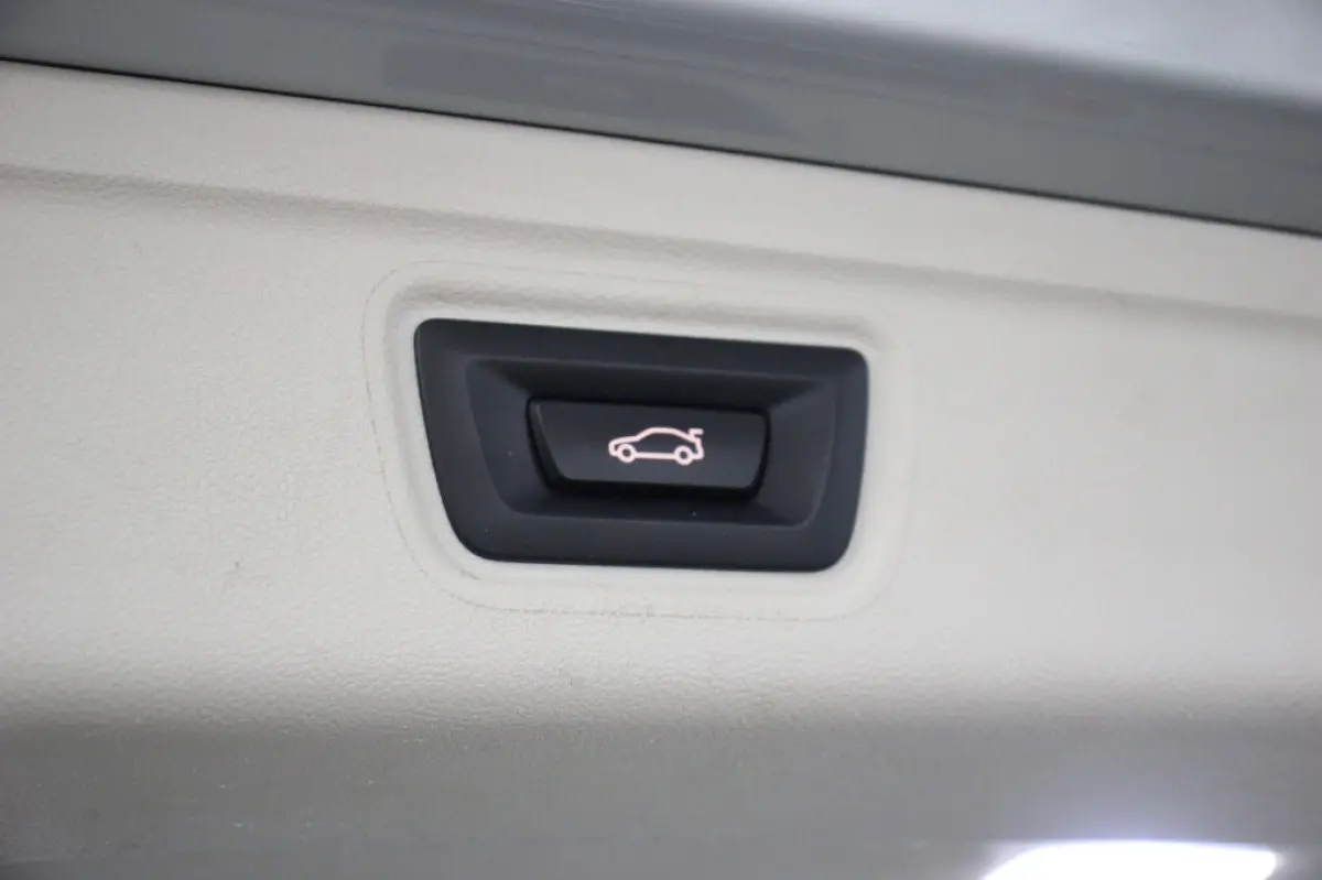 318d Corporate High Executive Automaat - Digitaal Cockpit, Carplay, Leer, Afn. Trekhaak