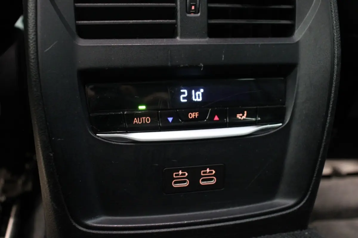 318d Corporate High Executive Automaat - Digitaal Cockpit, Carplay, Leer, Afn. Trekhaak