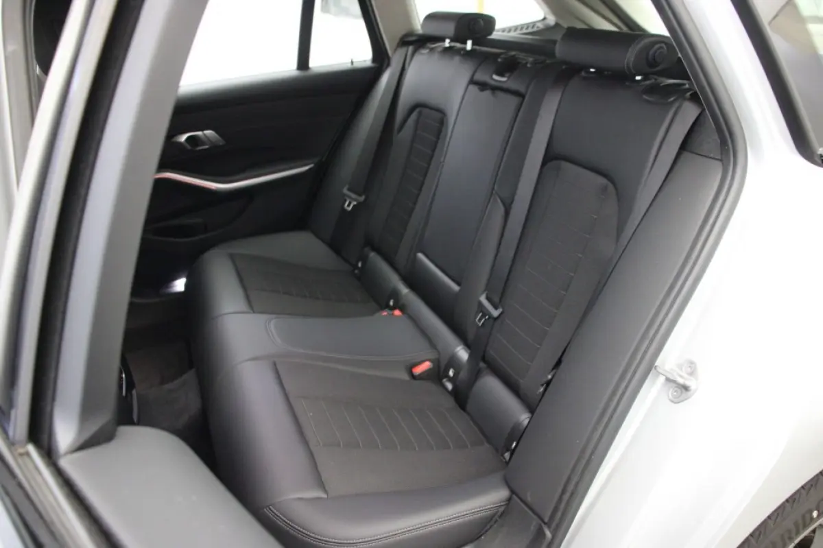 318d Corporate High Executive Automaat - Digitaal Cockpit, Carplay, Leer, Afn. Trekhaak