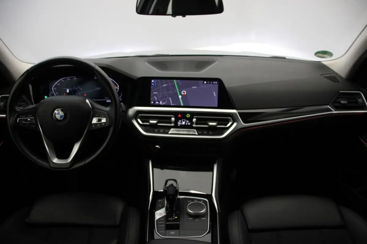 318d Corporate High Executive Automaat - Digitaal Cockpit, Carplay, Leer, Afn. Trekhaak