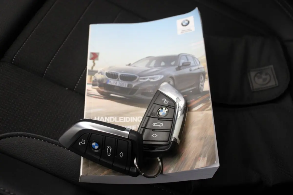 318d Corporate High Executive Automaat - Digitaal Cockpit, Carplay, Leer, Afn. Trekhaak