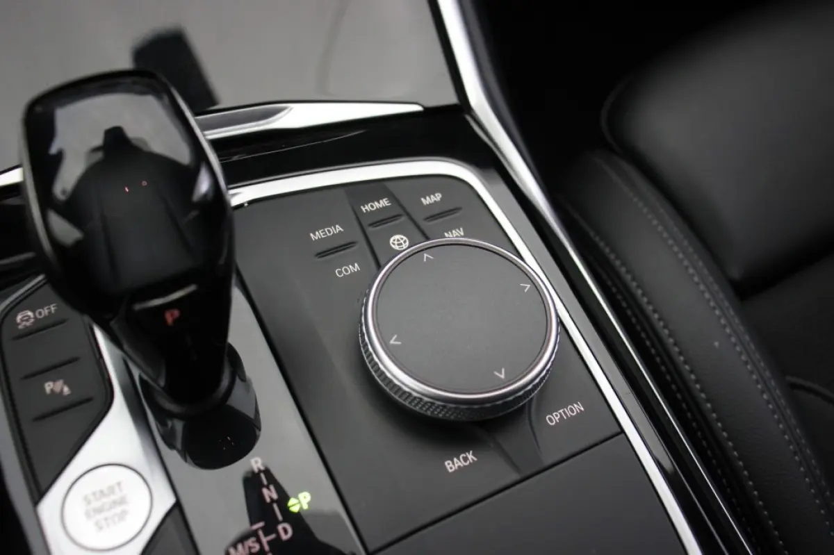 318d Corporate High Executive Automaat - Digitaal Cockpit, Carplay, Leer, Afn. Trekhaak