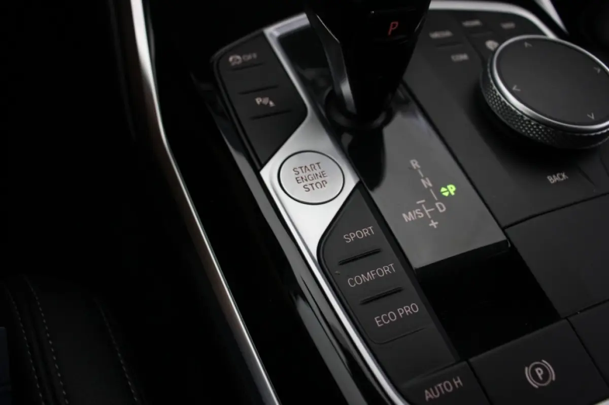 318d Corporate High Executive Automaat - Digitaal Cockpit, Carplay, Leer, Afn. Trekhaak