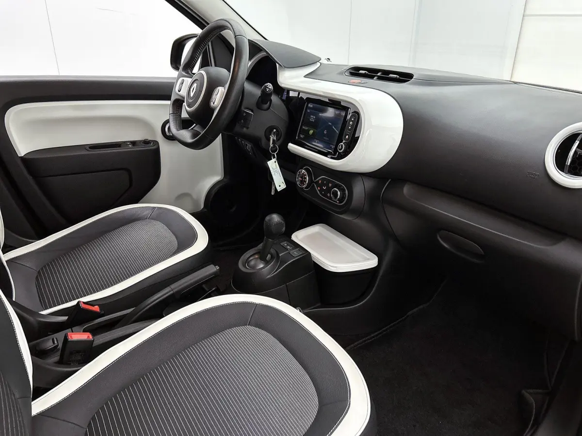 1.0 70pk Intens Automaat | Achteruitrijcamera | Parkeersensoren Achter | Climate Control | Navigatie | LMV 16'' | Cruise Control