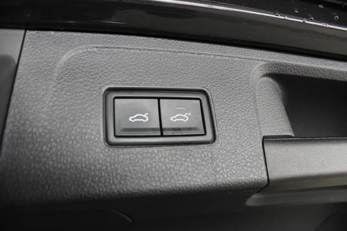 1.5 TSI Business Trekhaak | R-Line Look | Camera | Virtual Cockpit | Adapt. Cruise | Bluetooth | Navi | LED | 17" LMV | PDC V+A