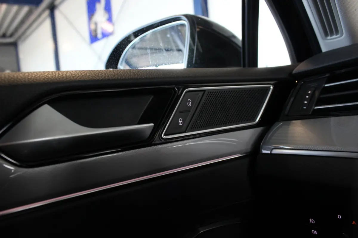 1.5 TSI Business Trekhaak | R-Line Look | Camera | Virtual Cockpit | Adapt. Cruise | Bluetooth | Navi | LED | 17" LMV | PDC V+A