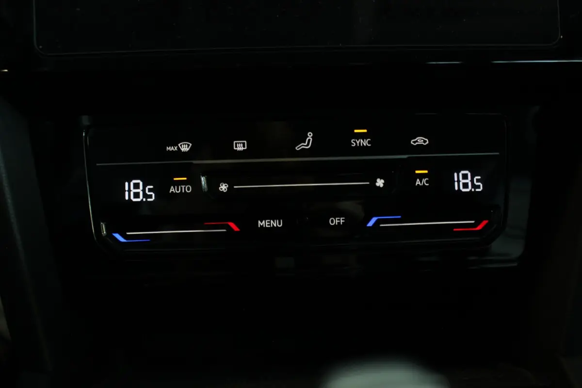 1.5 TSI Business Trekhaak | R-Line Look | Camera | Virtual Cockpit | Adapt. Cruise | Bluetooth | Navi | LED | 17" LMV | PDC V+A