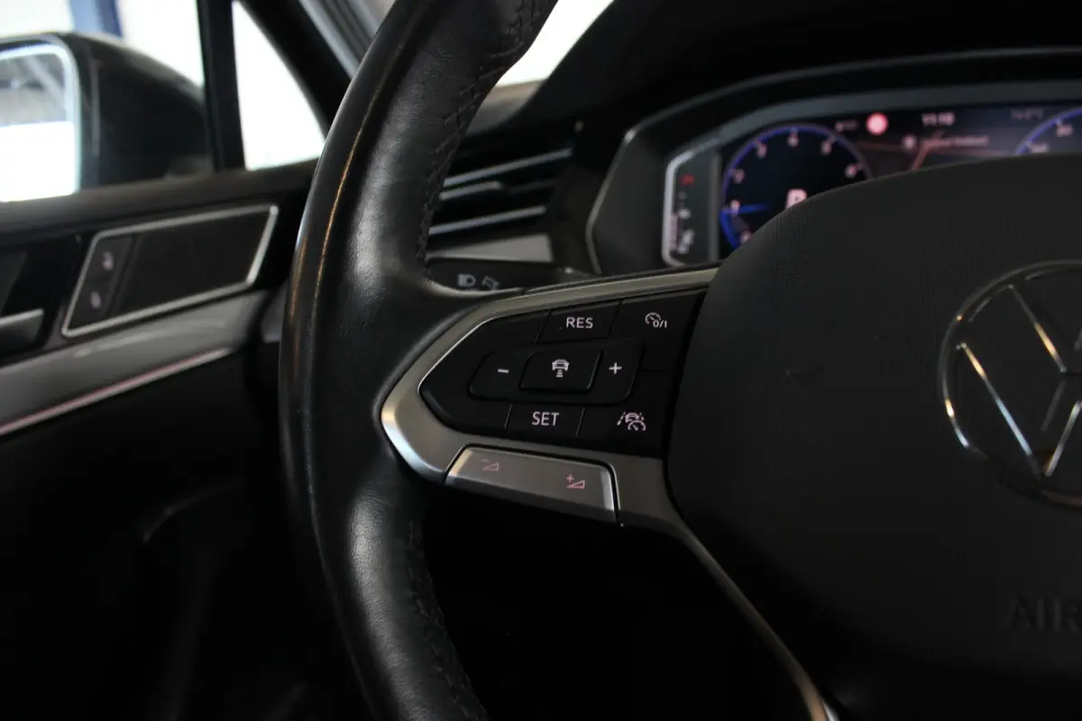 1.5 TSI Business Trekhaak | R-Line Look | Camera | Virtual Cockpit | Adapt. Cruise | Bluetooth | Navi | LED | 17" LMV | PDC V+A