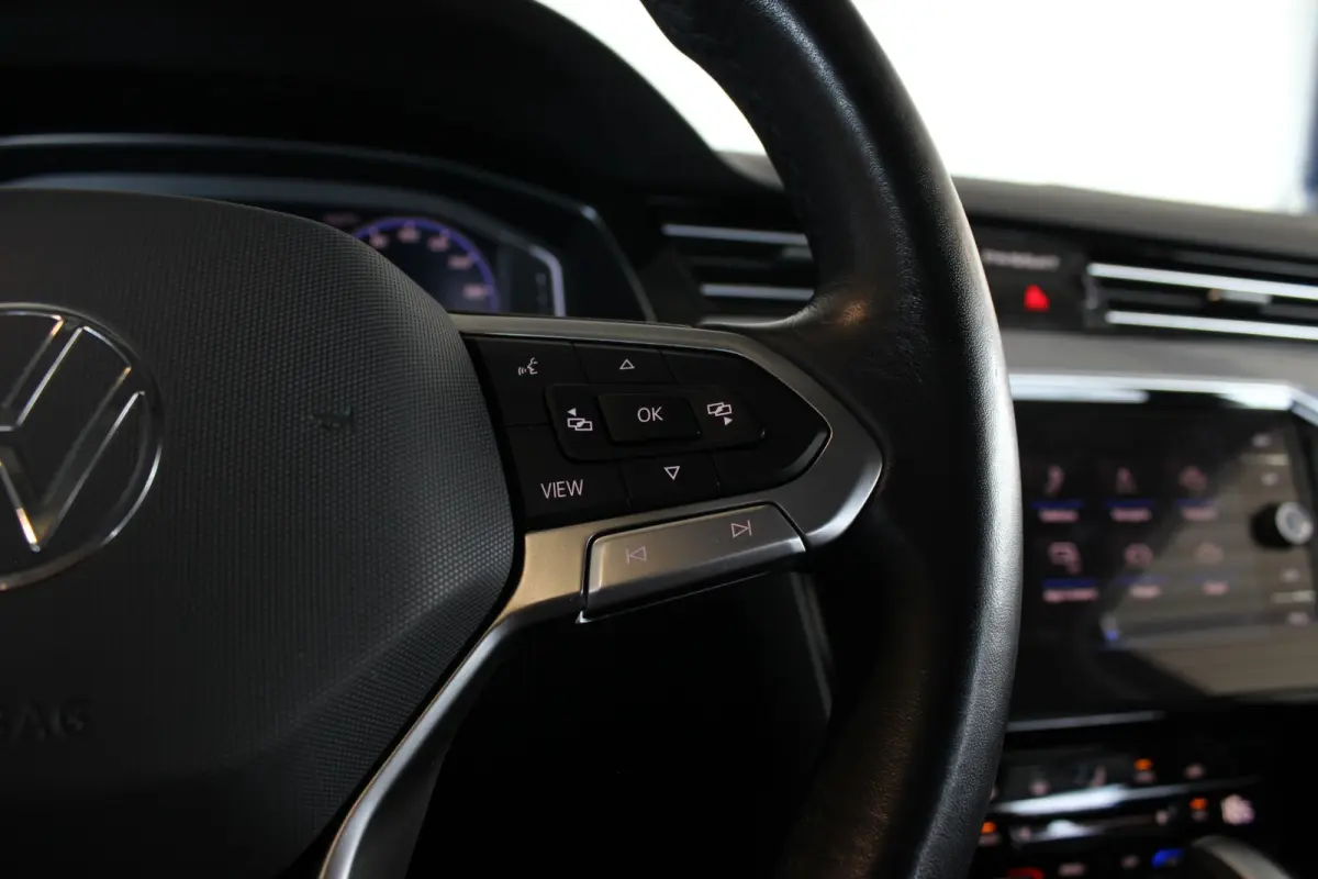 1.5 TSI Business Trekhaak | R-Line Look | Camera | Virtual Cockpit | Adapt. Cruise | Bluetooth | Navi | LED | 17" LMV | PDC V+A