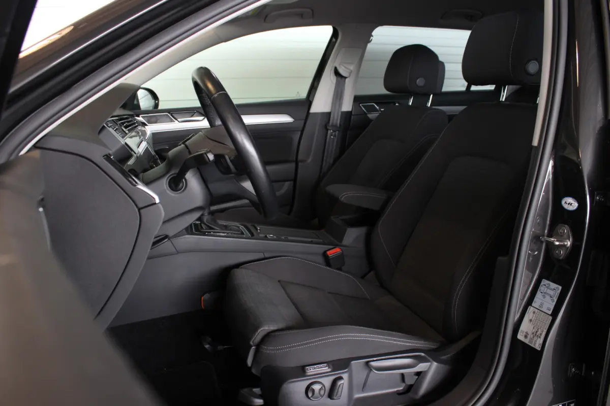 1.5 TSI Business Trekhaak | R-Line Look | Camera | Virtual Cockpit | Adapt. Cruise | Bluetooth | Navi | LED | 17" LMV | PDC V+A