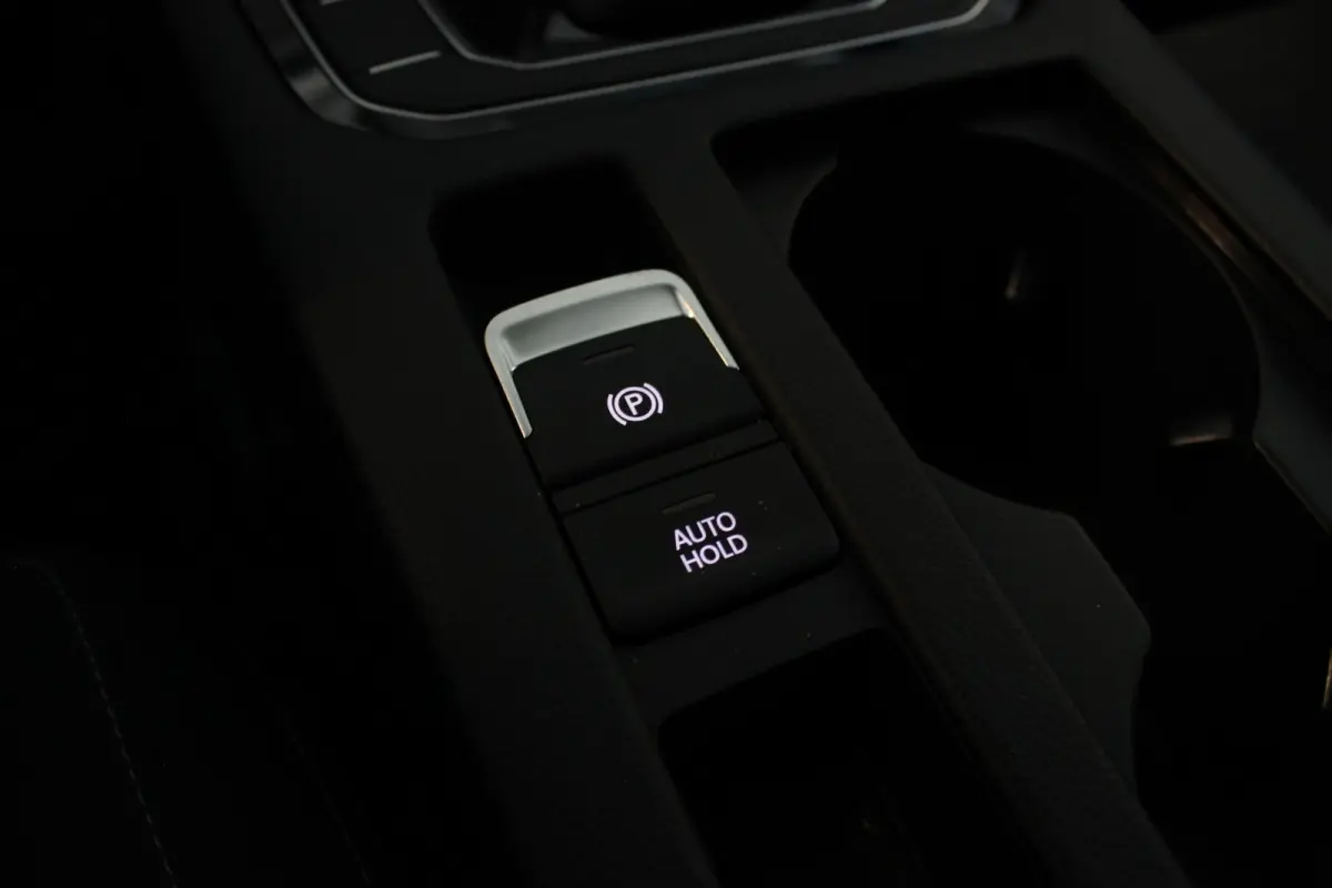1.5 TSI Business Trekhaak | R-Line Look | Camera | Virtual Cockpit | Adapt. Cruise | Bluetooth | Navi | LED | 17" LMV | PDC V+A