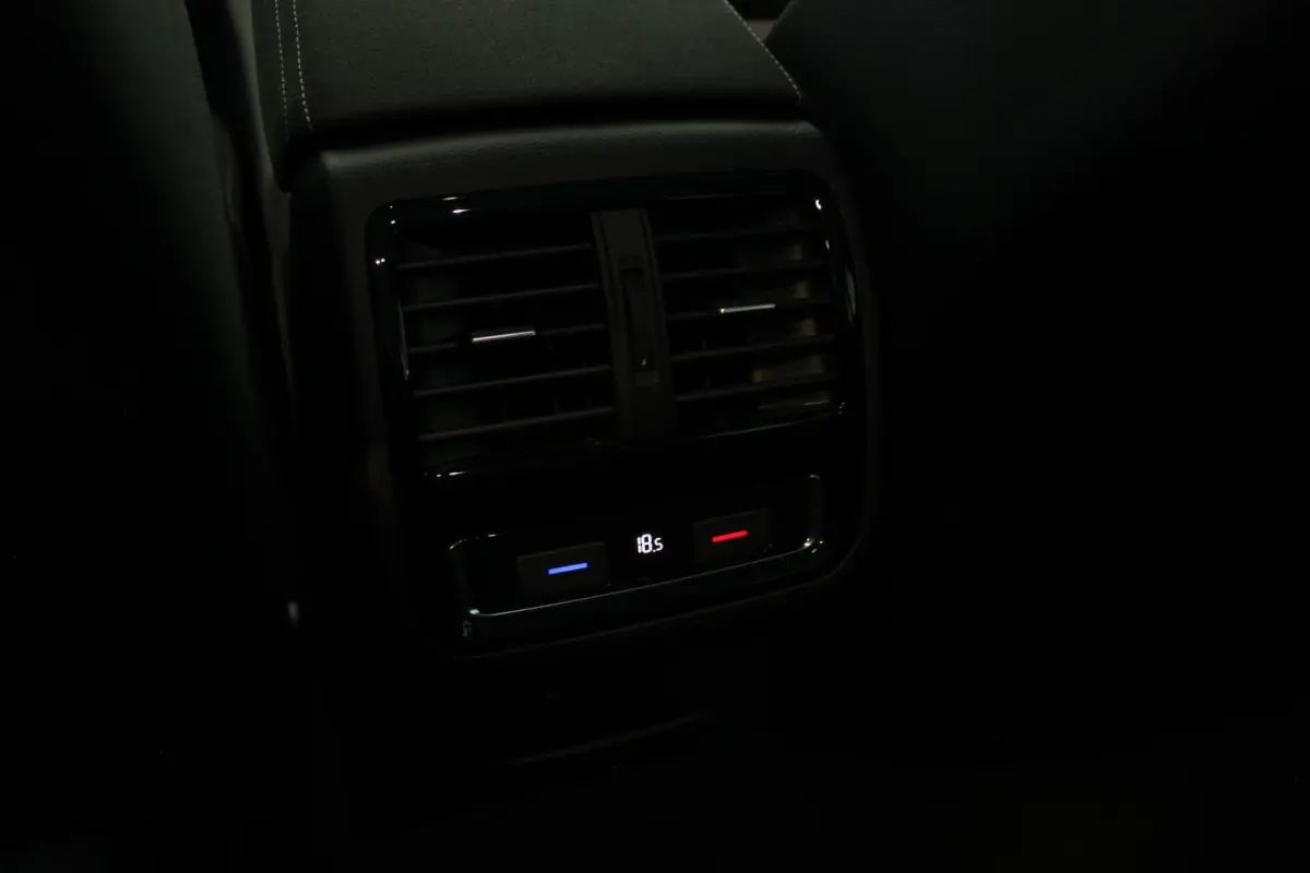 1.5 TSI Business Trekhaak | R-Line Look | Camera | Virtual Cockpit | Adapt. Cruise | Bluetooth | Navi | LED | 17" LMV | PDC V+A
