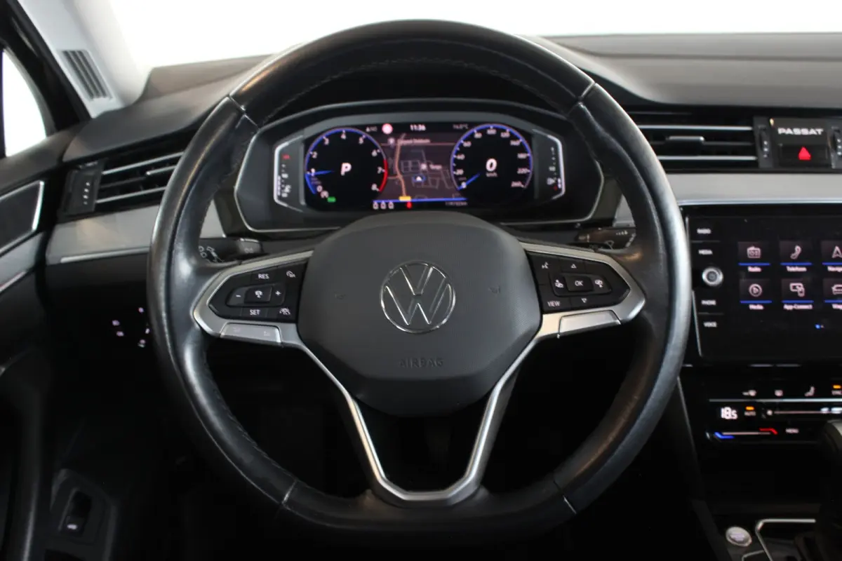 1.5 TSI Business Trekhaak | R-Line Look | Camera | Virtual Cockpit | Adapt. Cruise | Bluetooth | Navi | LED | 17" LMV | PDC V+A