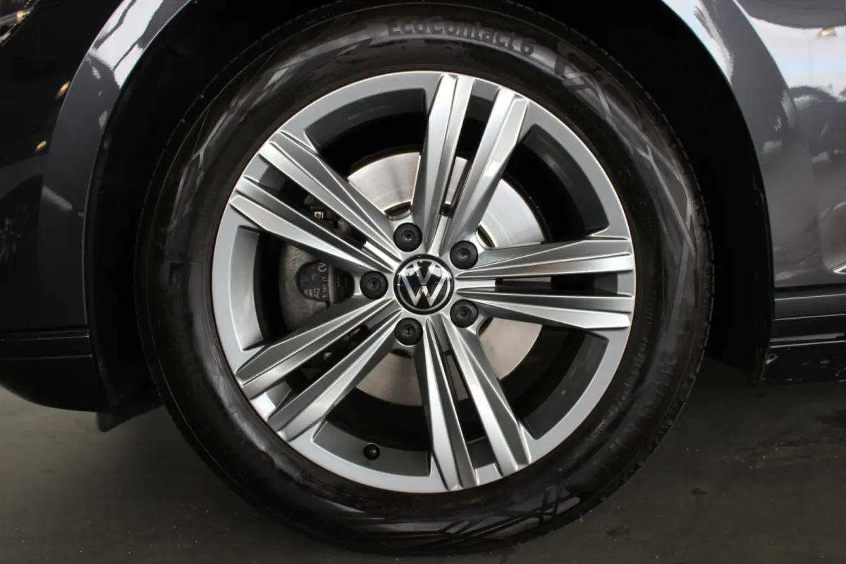 1.5 TSI Business Trekhaak | R-Line Look | Camera | Virtual Cockpit | Adapt. Cruise | Bluetooth | Navi | LED | 17" LMV | PDC V+A