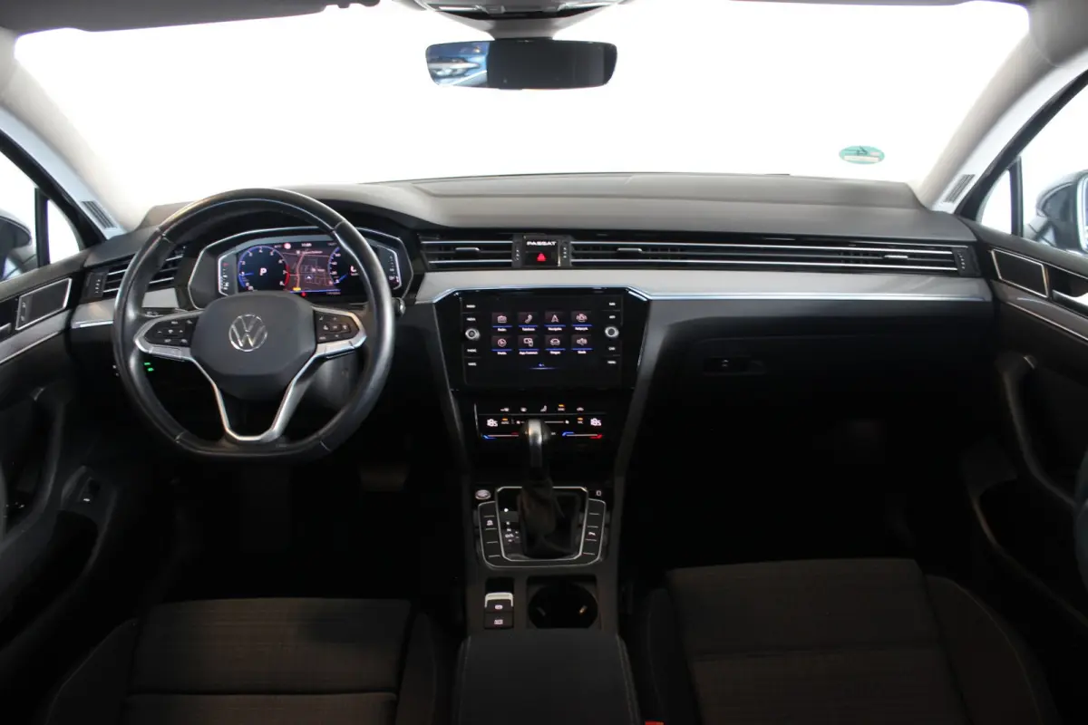 1.5 TSI Business Trekhaak | R-Line Look | Camera | Virtual Cockpit | Adapt. Cruise | Bluetooth | Navi | LED | 17" LMV | PDC V+A