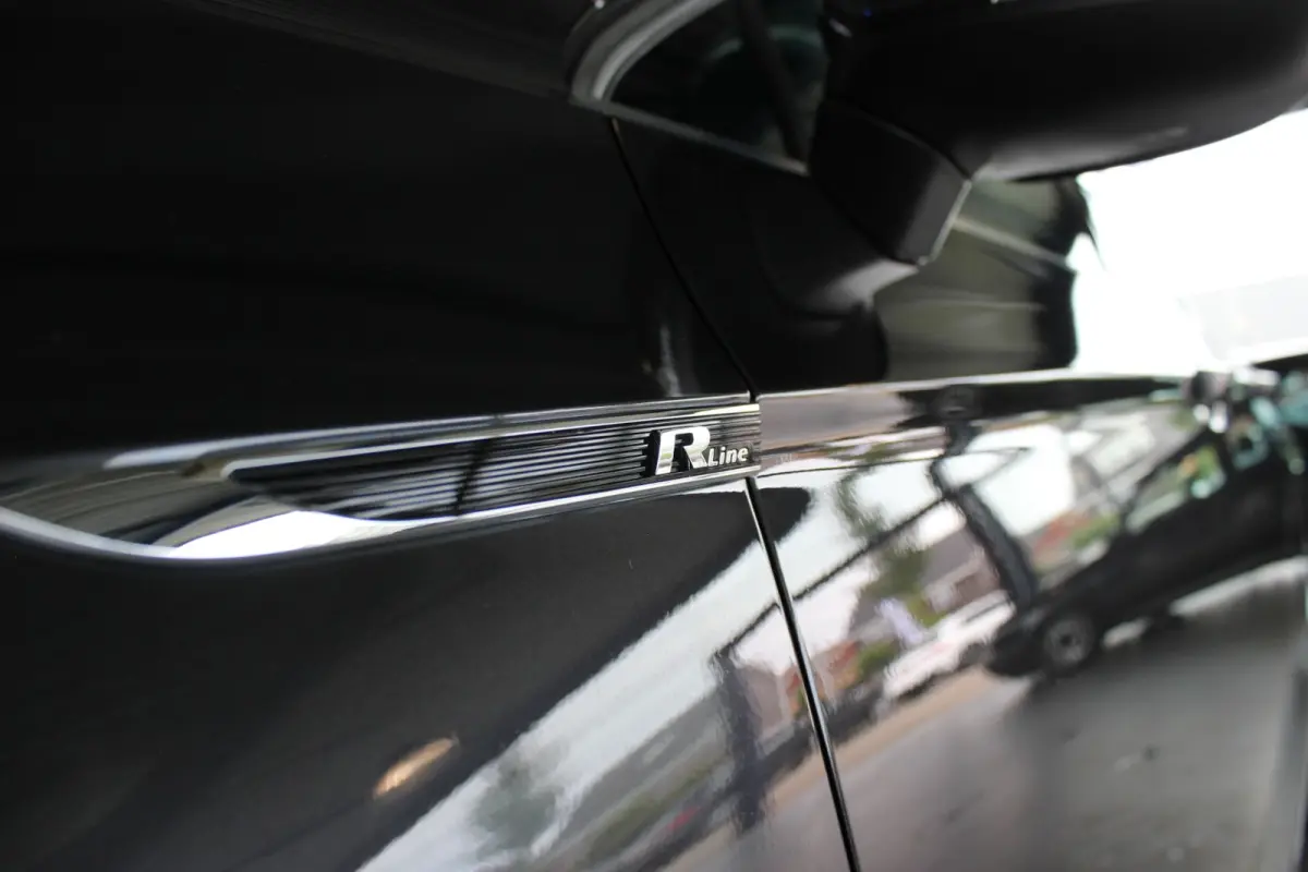 1.5 TSI Business Trekhaak | R-Line Look | Camera | Virtual Cockpit | Adapt. Cruise | Bluetooth | Navi | LED | 17" LMV | PDC V+A