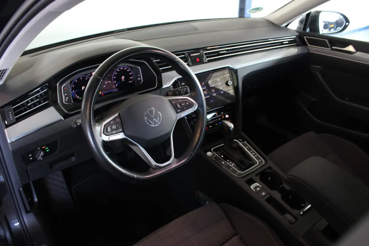 1.5 TSI Business Trekhaak | R-Line Look | Camera | Virtual Cockpit | Adapt. Cruise | Bluetooth | Navi | LED | 17" LMV | PDC V+A