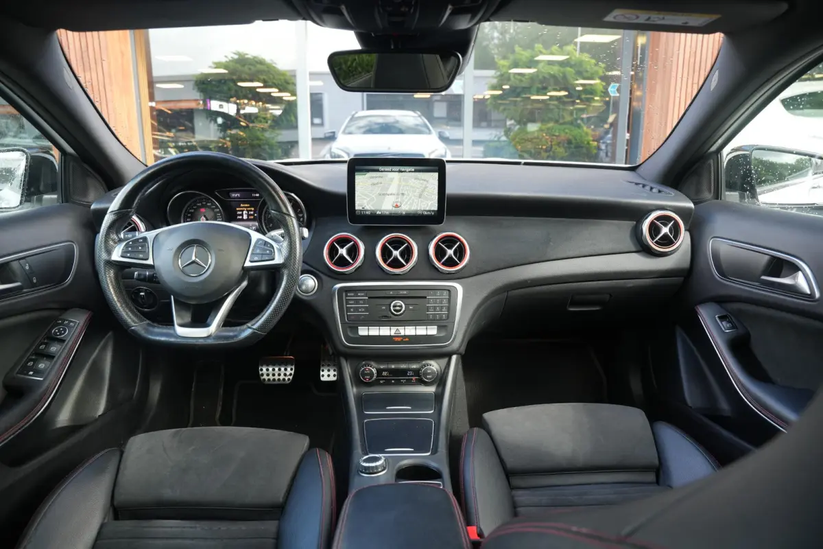 200 Premium Plus AMG Panoramadak Carplay Leer/Alcantara Cruise Clima