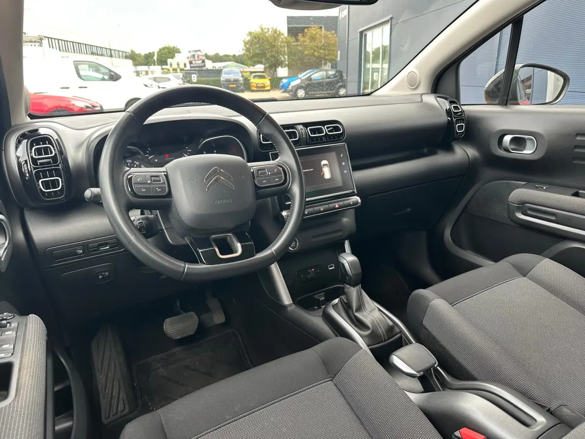 1.2 PureTech S&S Shine | Trekhaak | Camera | Carplay | Navigatie | Climate Control | Parkeersensoren | Achterbank in delen neerklapbaar | Achteruitrijcamera | Afneembare trekhaak