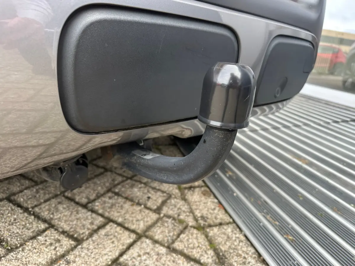 1.2 PureTech S&S Shine | Trekhaak | Camera | Carplay | Navigatie | Climate Control | Parkeersensoren | Achterbank in delen neerklapbaar | Achteruitrijcamera | Afneembare trekhaak