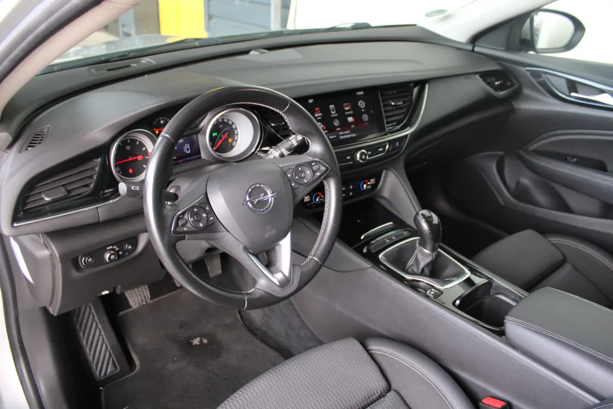 1.5 Turbo Innovation | Trekhaak | Matrix LED | Navigatiesysteem | Keyless entry & start |