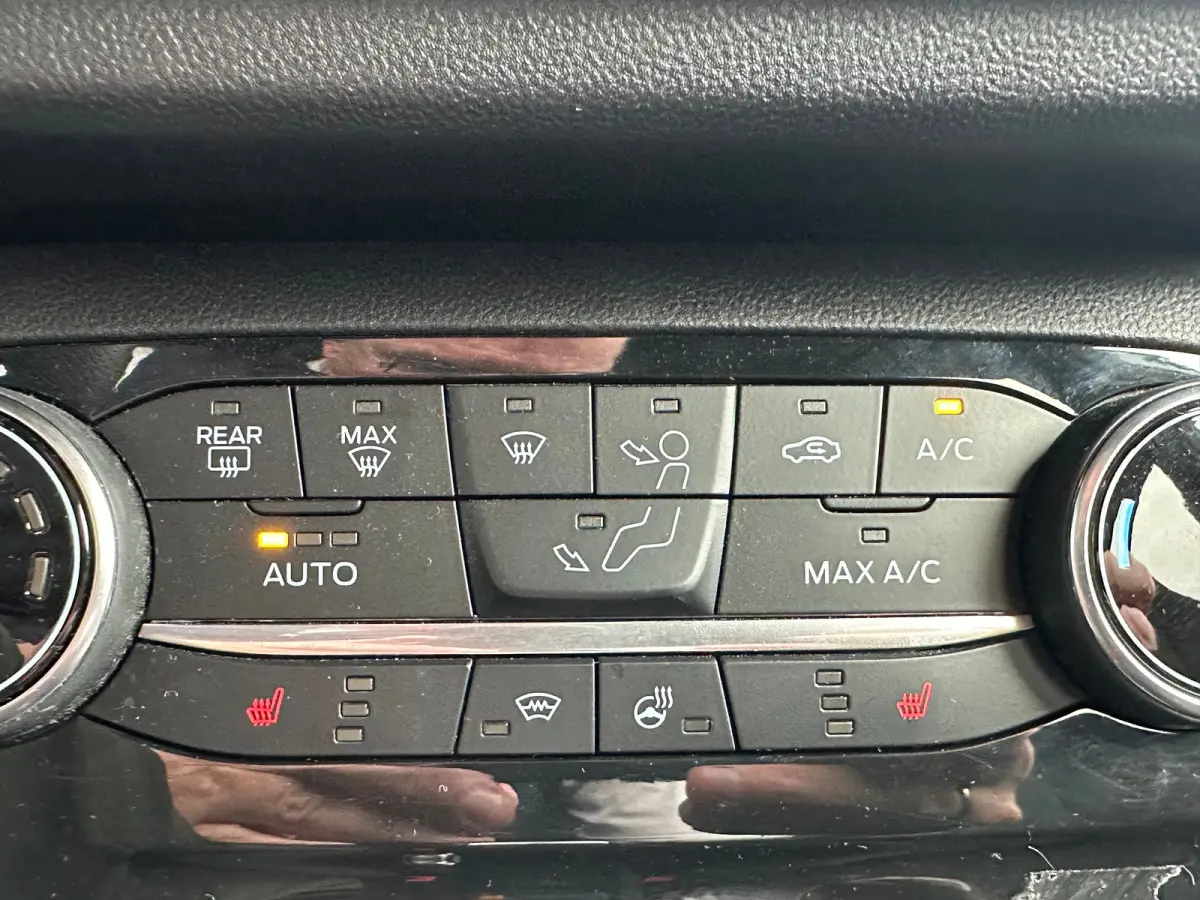 1.0 EcoBoost ST-Line | Carplay | Navigatie | Stoel/Stuurverwarming | Climate Control | Adaptieve Cruise | Achterbank in delen neerklapbaar | Achteruitrijcamera | Airco (automatisch)