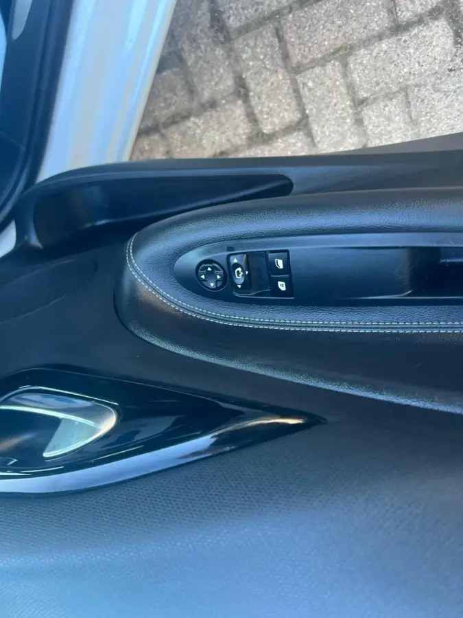 1.2 PureTech Sport Chic Automaat Leder Stoelverwarming Led Pdc Voor En Achter Navi Cruise Airco