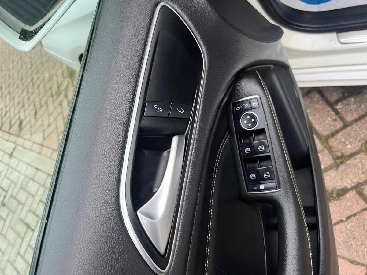 220 d Automaat Cruise Airco Pdc Voor En Achter 1e Eigenaar