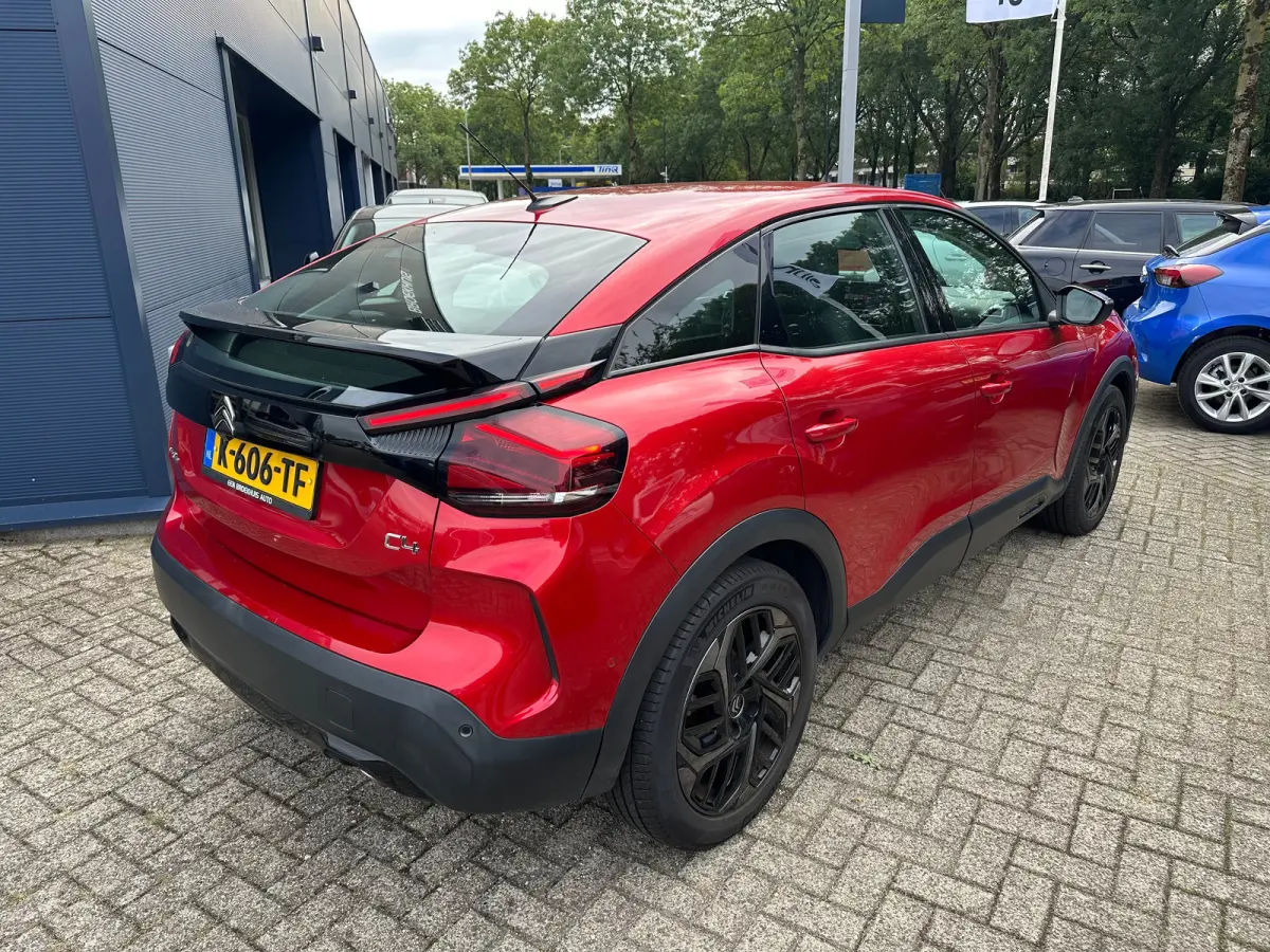 1.2 Puretech Feel Edition | Carplay | Camera | Navigatie | Head-up | Trekhaak | Adaptieve Cruise | Climate Control| | Achterbank in delen neerklapbaar | Achteruitrijcamera | Airco (automatis