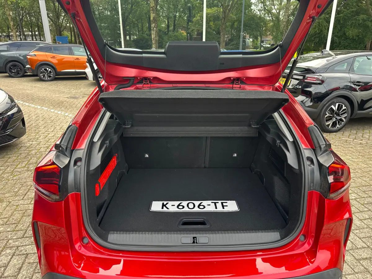 1.2 Puretech Feel Edition | Carplay | Camera | Navigatie | Head-up | Trekhaak | Adaptieve Cruise | Climate Control| | Achterbank in delen neerklapbaar | Achteruitrijcamera | Airco (automatis