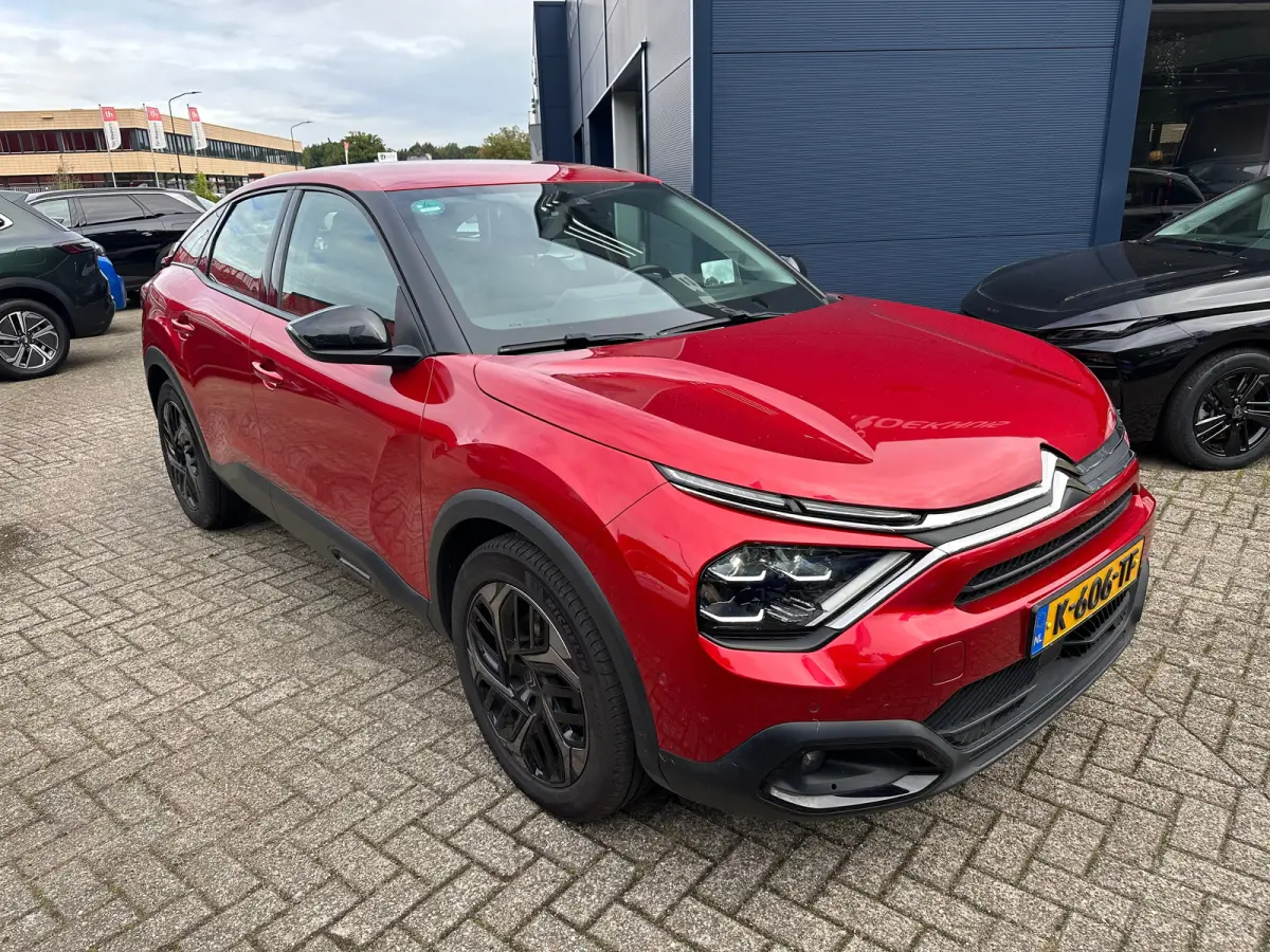 1.2 Puretech Feel Edition | Carplay | Camera | Navigatie | Head-up | Trekhaak | Adaptieve Cruise | Climate Control| | Achterbank in delen neerklapbaar | Achteruitrijcamera | Airco (automatis