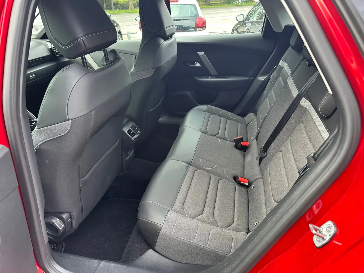 1.2 Puretech Feel Edition | Carplay | Camera | Navigatie | Head-up | Trekhaak | Adaptieve Cruise | Climate Control| | Achterbank in delen neerklapbaar | Achteruitrijcamera | Airco (automatis