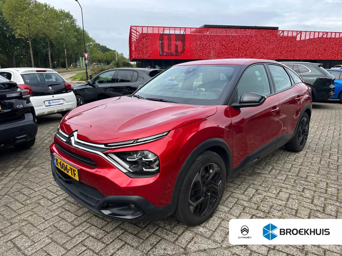 1.2 Puretech Feel Edition | Carplay | Camera | Navigatie | Head-up | Trekhaak | Adaptieve Cruise | Climate Control| | Achterbank in delen neerklapbaar | Achteruitrijcamera | Airco (automatis