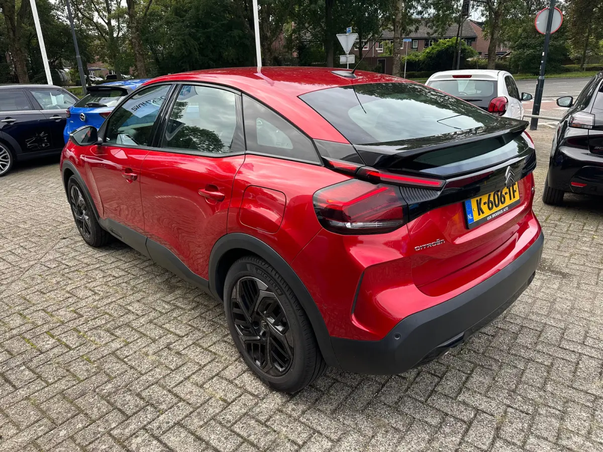 1.2 Puretech Feel Edition | Carplay | Camera | Navigatie | Head-up | Trekhaak | Adaptieve Cruise | Climate Control| | Achterbank in delen neerklapbaar | Achteruitrijcamera | Airco (automatis