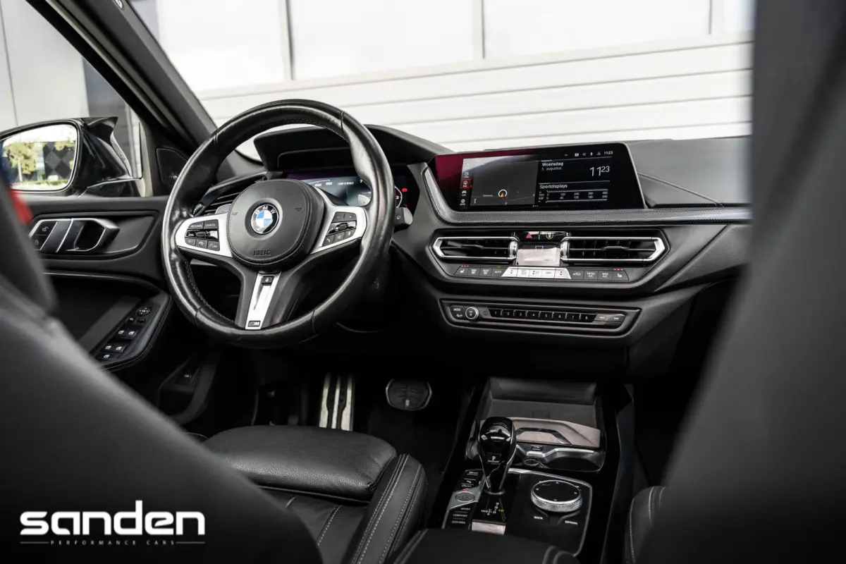M135i xDrive M Sport|Pano|H/K|Sportstoel|HUD|LED