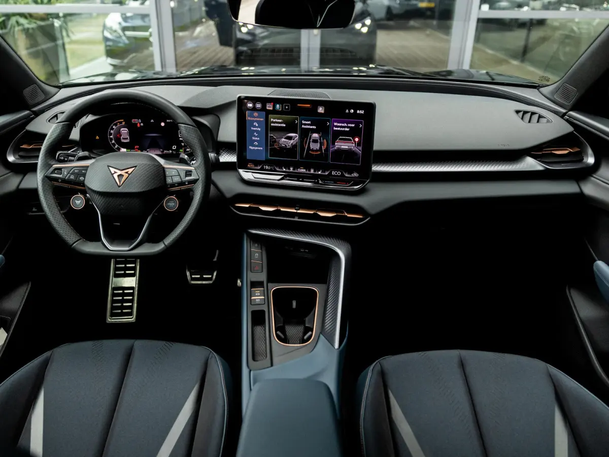 1.5 TSI e-Hybrid Essential | Nieuw | Panoramadak | Stoel-Stuurverwarming | Virtual Cockpit | Achteruitrijcamera | Half-Leder | Climate Control | 19" Lichtmetalen Velgen | BTW Auto |